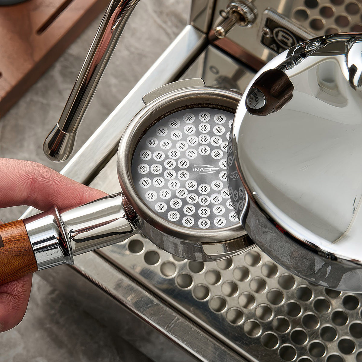 Puck-Sieb in einem 54-mm-Siebträgerkorb der Espressomaschine Sage Barista Express